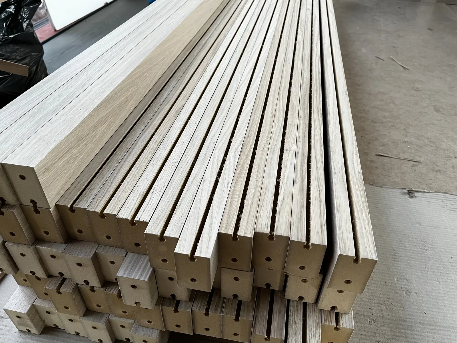 Ažūrinės pakabinamos lubos iš 40 mm pločio x 60 mm gylio tašelių, su 40 mm tarpu - Image 3